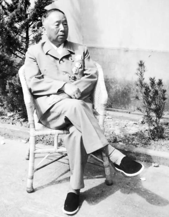 高开网 68年，周总理拟定国庆观礼名单时添上刘西元，刘：要穿得正式一些