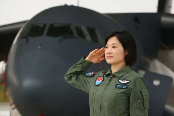 配查网 阅兵女机长：用实际行动诠释大国空军女飞行员铿锵本色